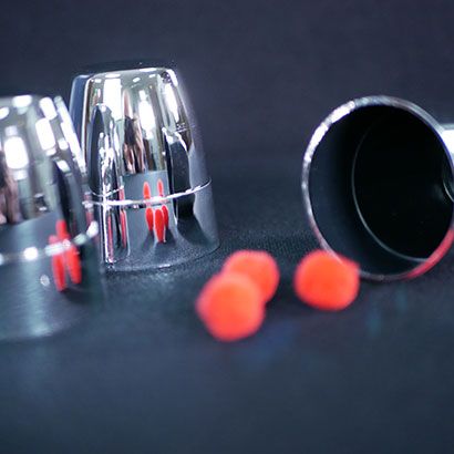Les Gobelets Fantastiques (Cups and Balls)